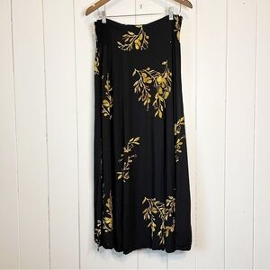 Good Earth Clothing Black and Gold Maxi Skirt. Size Medium.